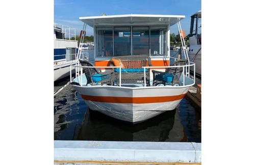 Douglas Alquiler De Eote | Stay on the water aboard Tangerine Dream!