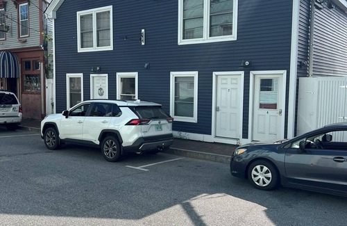 Wiscasset Condominio | Stay on the water and enjoy breathtaking views right from your own private deck!