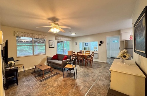 Jamestown Casa | Stay & Paddle River House + Free Kayaks