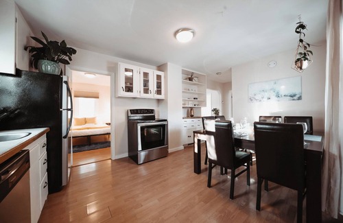 Montgomery Apartamento | Stay & Play 1720 | Arcade Family Pets Yard Firepit