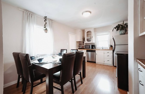 Montgomery Apartamento | Stay & Play 1720 | Arcade Family Pets Yard Firepit