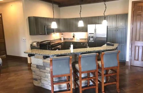 Lake Delton Complejo | Stay & Play in this 3BR 2BA Deluxe Suite that sleep 10!