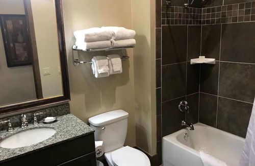 Lake Delton Complejo | Stay & Play in this 3BR 2BA Deluxe Suite that sleep 10!