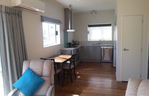 Paraparaumu Beach Cabaña | Quédese, juegue, descanse, relájese - ** TARIFAS ESPECIALES 7+ y 28+ NOCHES **