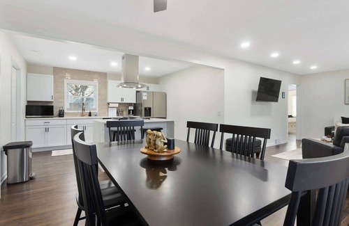 New Century Casa | NEW Spacious Home Centrally Located