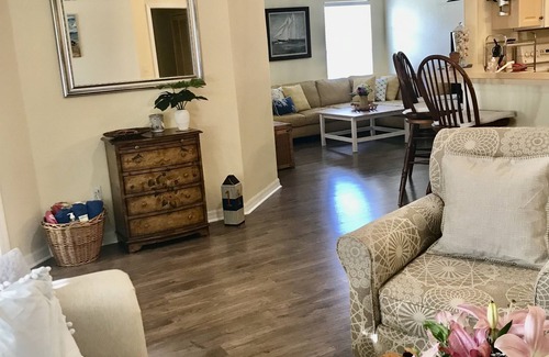 Venice Condominio | "STAY SALTY" Tastefully furnished, clean 2 bedrooms condo, Venice FL. Location!