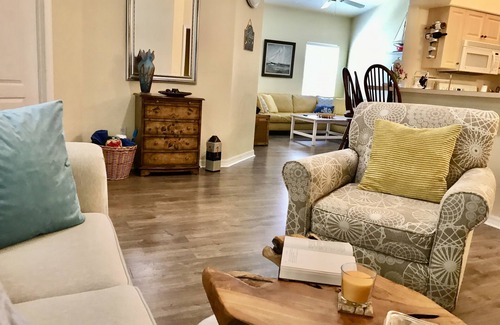 Venice Condominio | "STAY SALTY" Tastefully furnished, clean 2 bedrooms condo, Venice FL. Location!