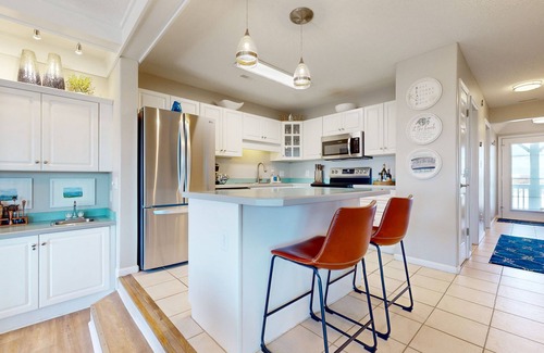 Emerald Isle Condominio | Stay steps from the sand with pool, tennis court, furnished deck, & jetted tub