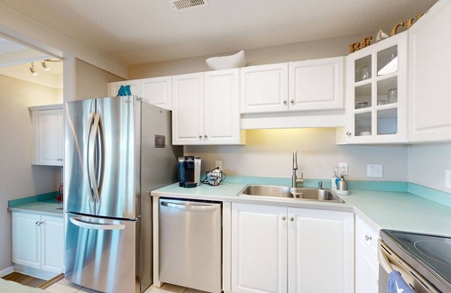Emerald Isle Condominio | Stay steps from the sand with pool, tennis court, furnished deck, & jetted tub