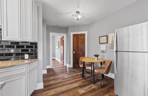 The Southampton Apartamento | Stay STL*Long Term Stays*Private Balcony*Pets