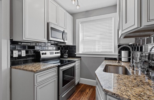 The Southampton Apartamento | Stay STL*Long Term Stays*Private Balcony*Pets
