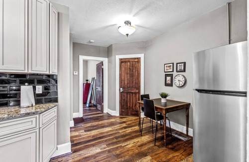 The Southampton Apartamento | Stay STL*Long Term Stays*Private Balcony*Pets
