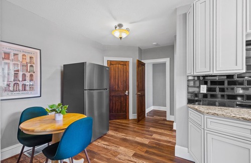 The Southampton Apartamento | Stay STL*Long Term Stays*Private Balcony*Pets