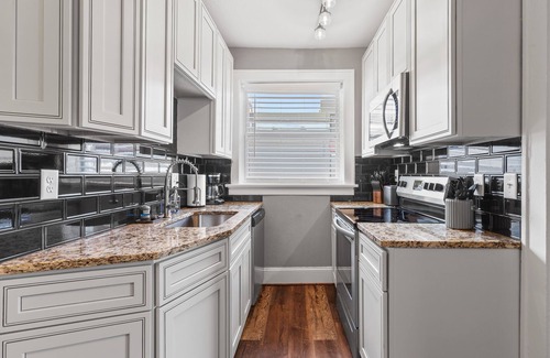 The Southampton Apartamento | Stay STL*Long Term Stays*Private Balcony*Pets