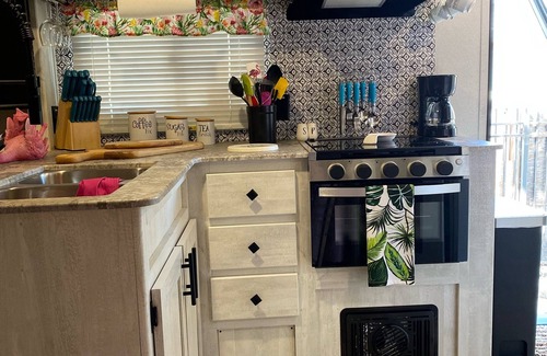Parkway-South Sacramento Casa | Stay while RV Flamingo Clamping🦩