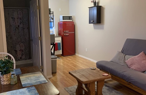 Marietta-Alderwood Apartamento | Stay with goats!