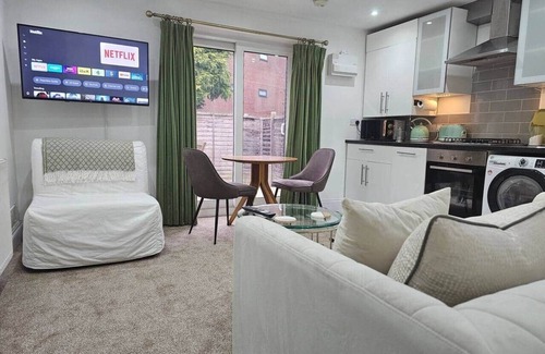 Woking Apartamento | Stay Zen Apartments - Garden & Free Parking Woking
