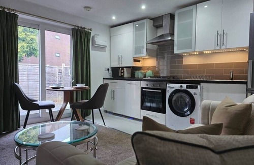 Woking Apartamento | Stay Zen Apartments - Garden & Free Parking Woking