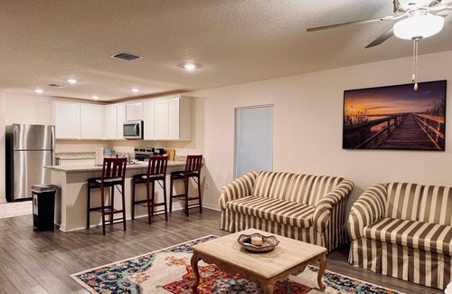 Vero Lake Estates Casa | Stay2Nite - A Charming 4-bedroom building with WiFi, AC in lovely Vero Beach