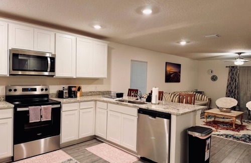Vero Lake Estates Casa | Stay2Nite - A Charming 4-bedroom building with WiFi, AC in lovely Vero Beach