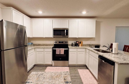 Vero Lake Estates Casa | Stay2Nite - A Charming 4-bedroom building with WiFi, AC in lovely Vero Beach