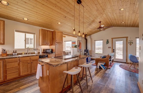 Taos Casa | StayatShala: Hot tub, Theater, 360 Views, 2 acres