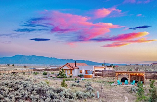 Taos Casa | StayatShala: Hot tub, Theater, 360 Views, 2 acres