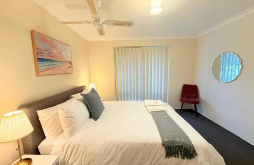 Seville Grove Casa | StayAU 4BR Family Retreat with Garden Near Perth