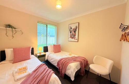 Seville Grove Casa | StayAU 4BR Family Retreat with Garden Near Perth