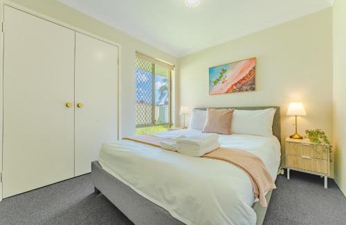 Seville Grove Casa | StayAU 4BR Family Retreat with Garden Near Perth