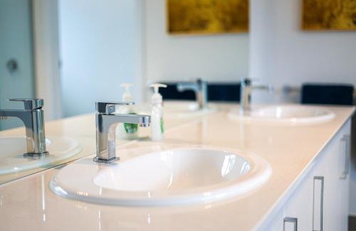 Mount Duneed Casa | StayAU 5BR Getaway 10 mins to Torquay & Deakin
