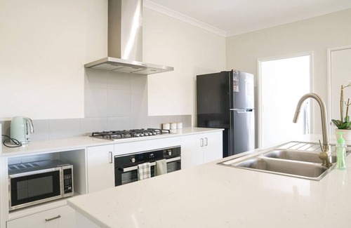Baldivis Casa | StayAU 5BRM Coastal Retreat for Families in Perth