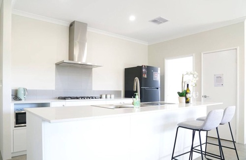 Baldivis Casa | StayAU 5BRM Coastal Retreat for Families in Perth