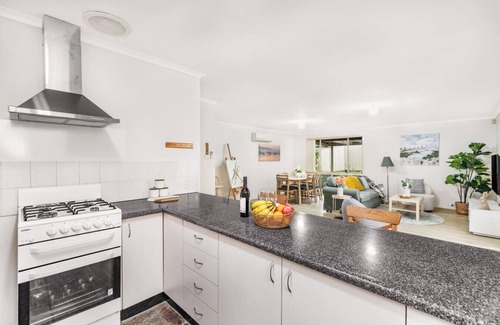 Ingleburn Casa | StayAU Cozy 3BR Suburban Retreat in Ingleburn