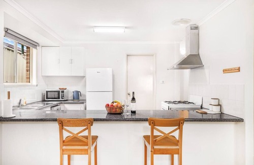 Ingleburn Casa | StayAU Cozy 3BR Suburban Retreat in Ingleburn