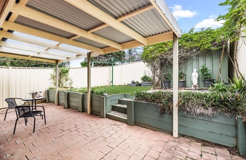 Ingleburn Casa | StayAU Cozy 3BR Suburban Retreat in Ingleburn
