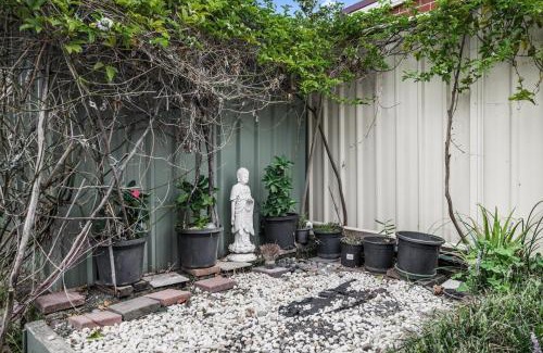 Ingleburn Casa | StayAU Cozy 3BR Suburban Retreat in Ingleburn