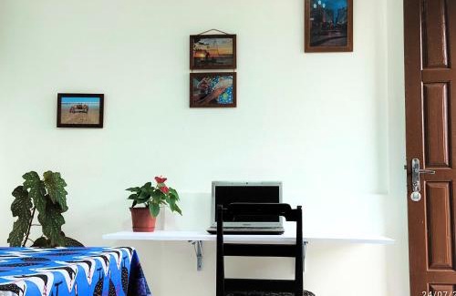 Rio Vermelho Norte Casa | StayBr Floripa - Studio Cravo e Canela - Aconchego e privacidade, ideal para casais, com cozinha completa, ar-condicionado, Wi-Fi, vaga de garagem, excelente custo benefício, lugar tranquilo entre as praias dos Ingleses e Moçambique