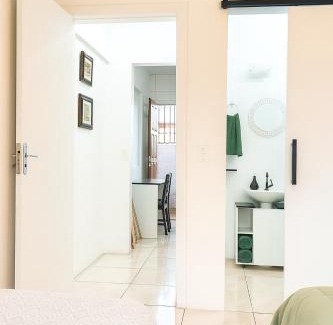 Rio Vermelho Norte Casa | StayBr Floripa - Studio Cravo e Canela - Aconchego e privacidade, ideal para casais, com cozinha completa, ar-condicionado, Wi-Fi, vaga de garagem, excelente custo benefício, lugar tranquilo entre as praias dos Ingleses e Moçambique