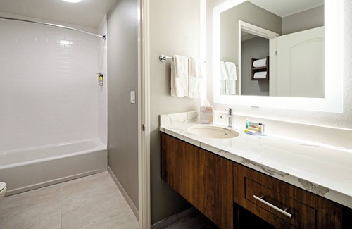 Harbor Hotel | Staybridge Suites Long Beach Airport by IHG