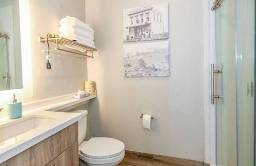 Mission Hills Apartamento | Staycation in Old Town ⭐️ Walk to All. Parking+WiFi