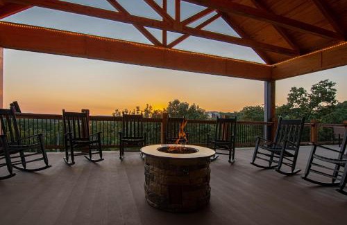 Table Rock Cabina | Staycation Lodge with Indoor Pool and Basketball Court