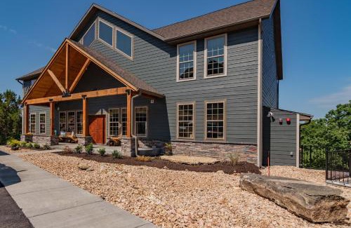 Table Rock Cabina | Staycation Lodge with Indoor Pool and Basketball Court