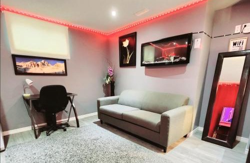 London Apartamento | Staycation Studio Apartment, Private kitchen , Washroom, Micro Gym & Free Onsite Parking
