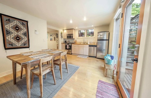 Humboldt Apartamento | #StayinMyDistrict Alberta Arts Daylight Studio