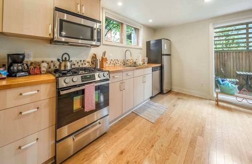Humboldt Apartamento | #StayinMyDistrict Alberta Arts Daylight Studio