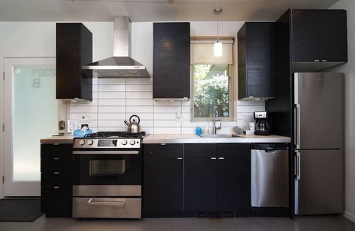 Belmont Casa | #StayInMyDistrict Buckman Spacious Modern Rowhouse