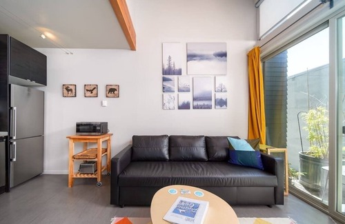 Belmont Casa | #StayInMyDistrict Buckman Spacious Modern Rowhouse