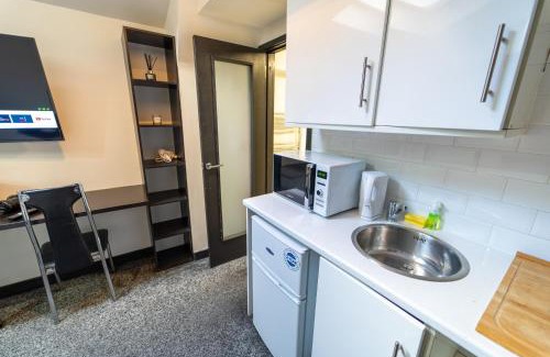 Selly Oak Apartamento | STAYSA Equipped studios near QE and UOB in GuestHouse close to the city!