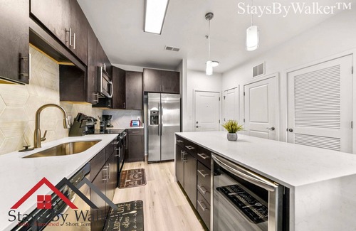 Cherry Condominio | StaysByWalker Midtown 2BR King Bed-Prime Location!